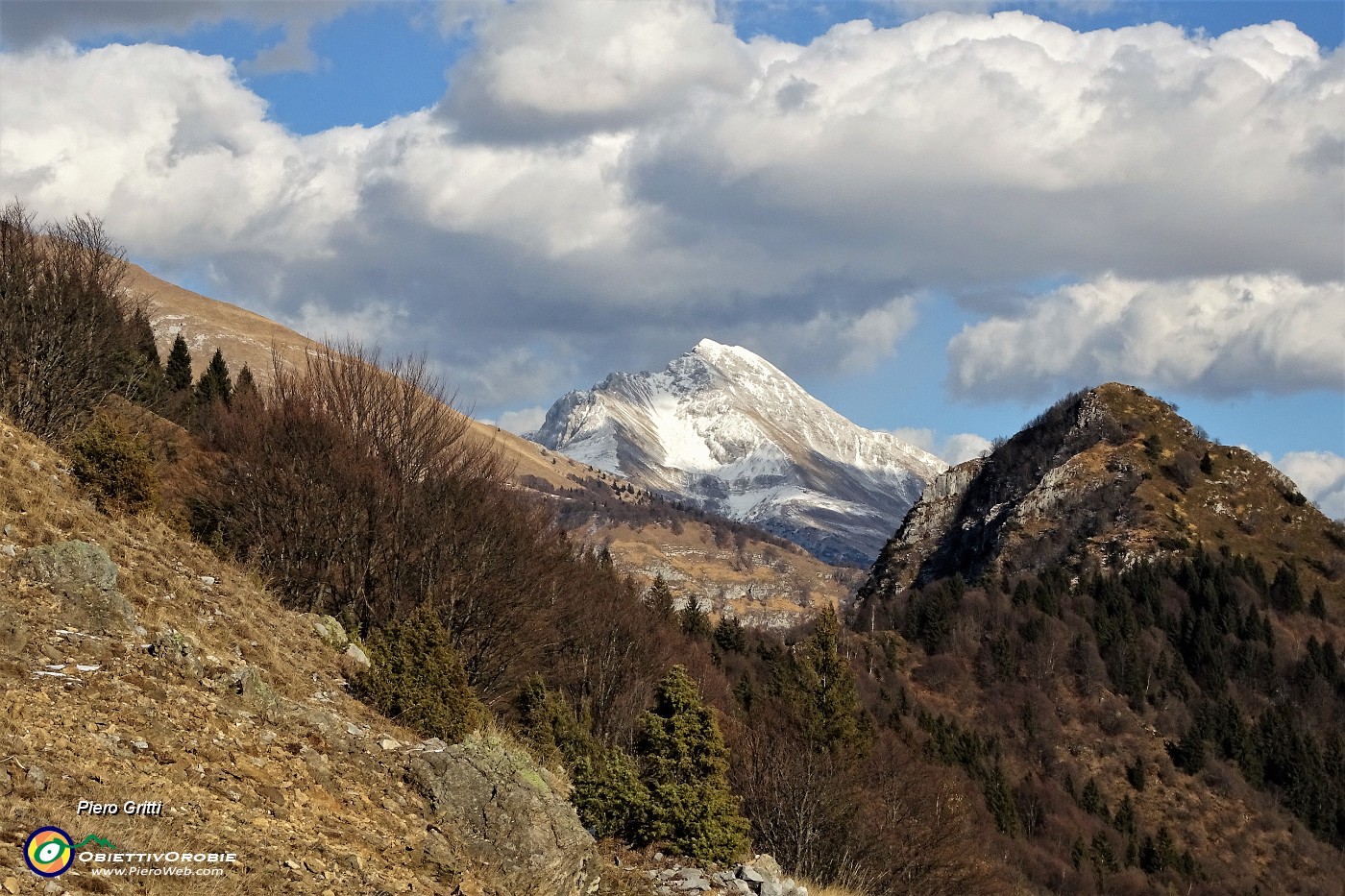 38 Oltre il Monte Castello spunta l'Arera.JPG